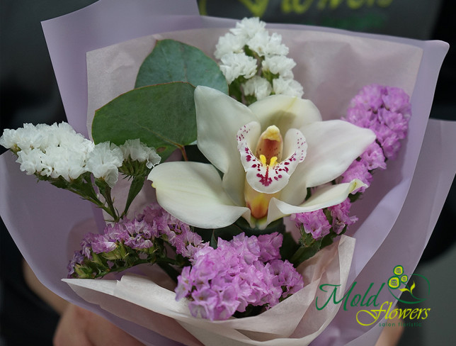 Мини-букетик из орхидеи и статицы Фото